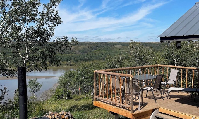 Hepburn Cabin | Spectacular Rustic & Cozy Cabin, (built for 2) running water, toilet and shower!