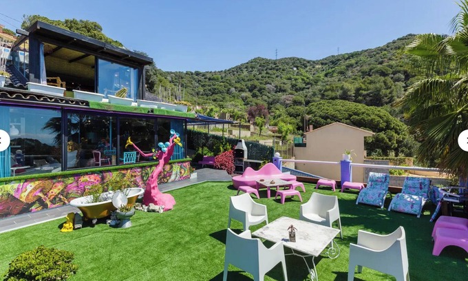 Teia House | Spectacular sea and mountain views in a house designed by an artist