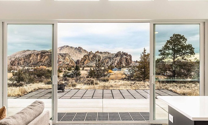 Terrebonne House | Spectacular Smith Rock Views on Property - Quiet and Modern w/King Beds