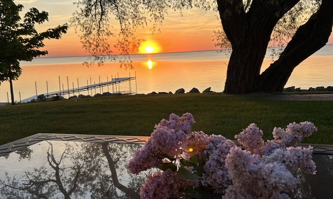 Luxemburg House | Spectacular sunsets and walleye fishing