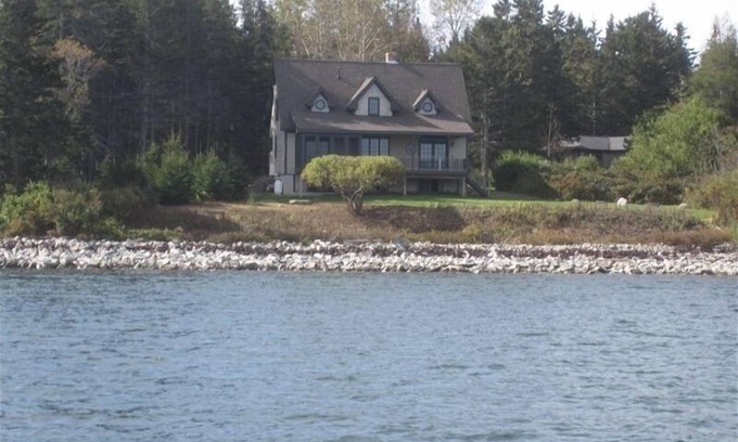 Seawall House | Spectacular Sweeping Views of Acadia from a Fully Equipped 3-Bedroom House