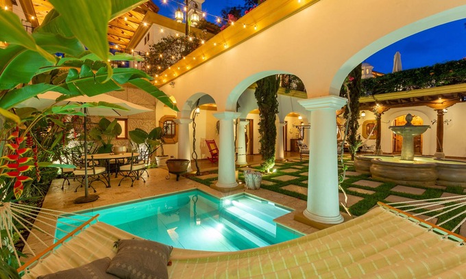 Antigua Guatemala House | Spectacular views, heated pool, sauna, home gym, Netflix, BBQ Grill, 6 bedrooms