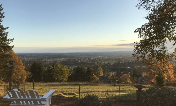 Newberg House | Spectacular Valley View in Wine Country