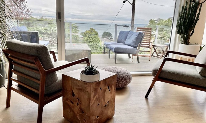 South Oak Bay House | Spectacular view of the Salish Sea and the Olympic Peninsula