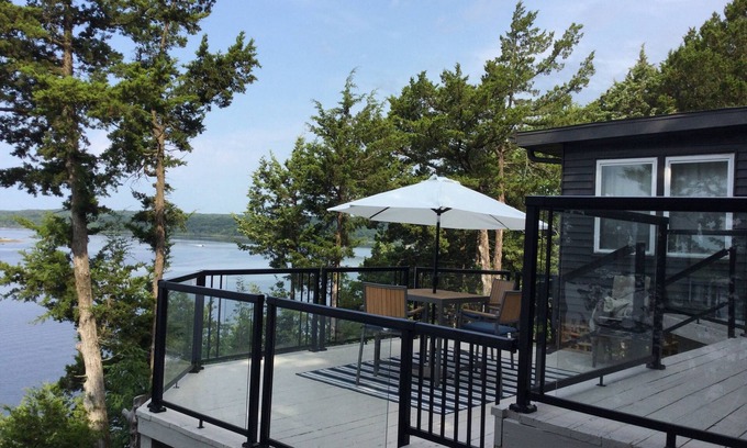 Clinton House | Spectacular view on the bluff of Truman Lake