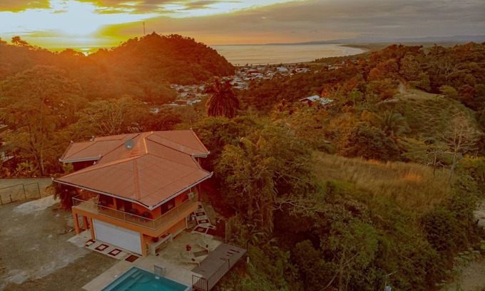 Pajaro Azul House | Spectacular views of mountains AND Pacific-10 min from beach