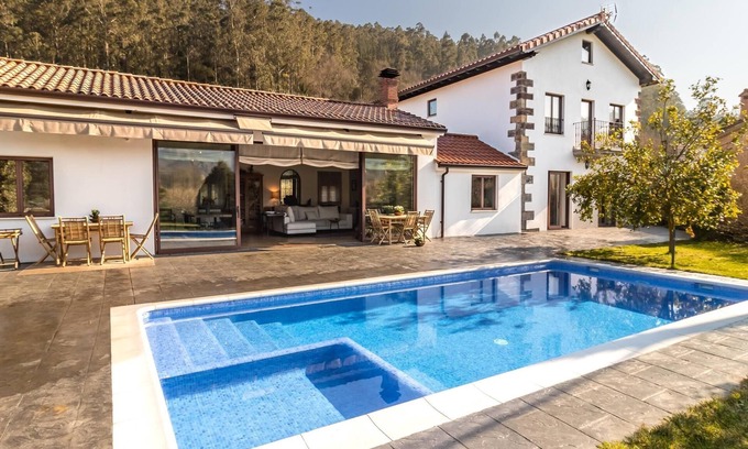 La Cavada Villa | Spectacular villa with swimming pool in La Cavada