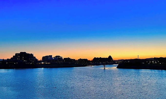Downtown Victoria Condo | Spectacular Waterfront Executive Suite!