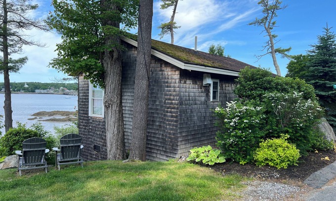Edgecomb Cottage | Spectacular Waterfront Cottage: Charming Getaway on The Sheepscot River