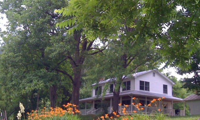 Sevierville Cabin | Spence Cove River Farmhouse ~ Fish, Swim, Tube, Kayak! WiFi, Hiking Trails