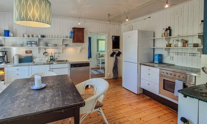 Fargelanda House | Spend a cosy holiday in this Swedish red holiday home in Färgelanda near several lakes.