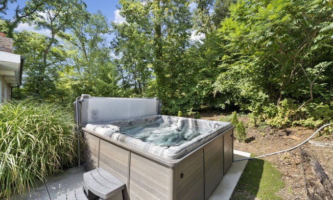 Bridgman House | Spend fall in MI! Hot Tub, Fire Pit + more!