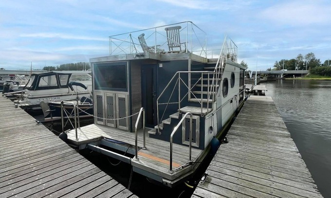 Municipality of Uitgeest House | Spend the night on a houseboat with a view of the Uitgeester lake.