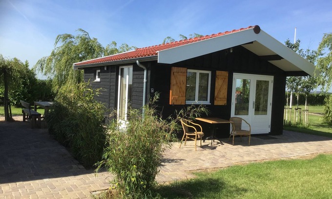 Vriezekoop Cottage | Spend the night on the water in Tiny House/Trekkershut Comfort/Mini Bungalow