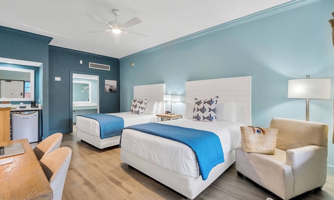 Crystal Beach Hotel | Spend Time with Your Family and Dog at the Beachside Inn Hotel!