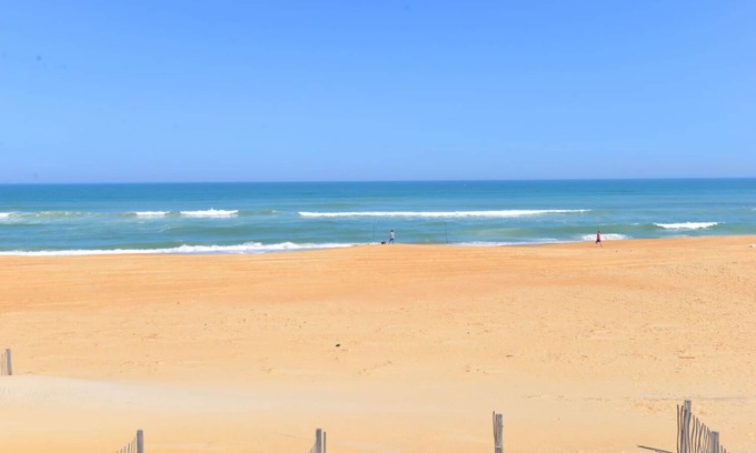 South Nags Head Cottage | Spend your Holidays on the OBX Oceanfront! Location!Location, Location.
