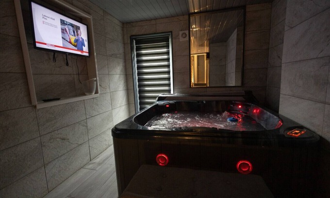 Hillrise Apartment | Spicy 1 BR jacuzzi flat London