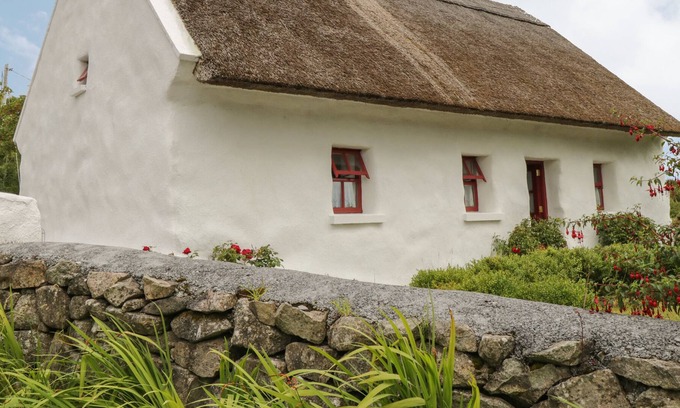 Spiddal Cottage | SPIDDAL THATCH COTTAGE, pet friendly in Spiddal, County Galway