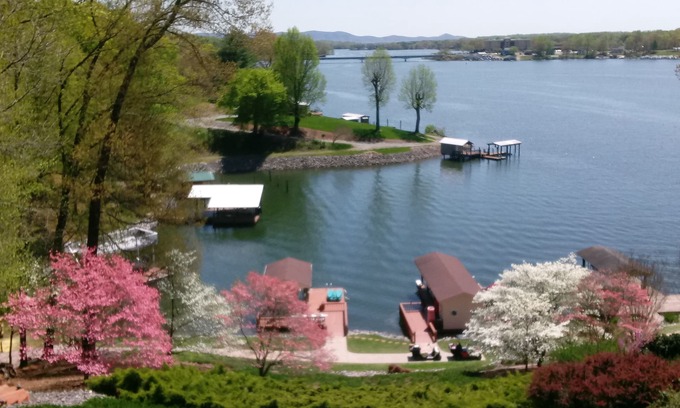 Moneta House | Spike's Place - Magnificent View - Many Amenities Included - Sleeps 2