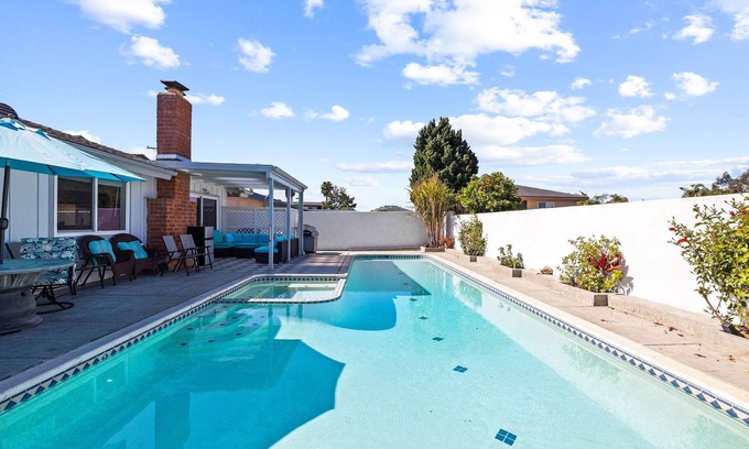 University City House | Splash! 40’ Pool, Bunk Beds, 8 Mins to Beach, Close to ALL Attractions, La Jolla