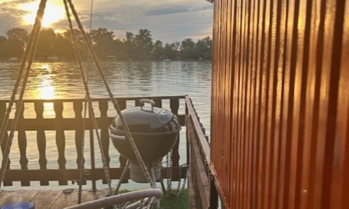 Belgrade Boat Rental | Splav na vodi Royal Water