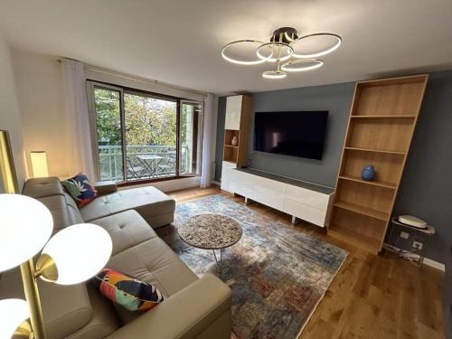 Charenton-le-Pont Apartment | Splendid 92m2 Renovated, 4 Rooms