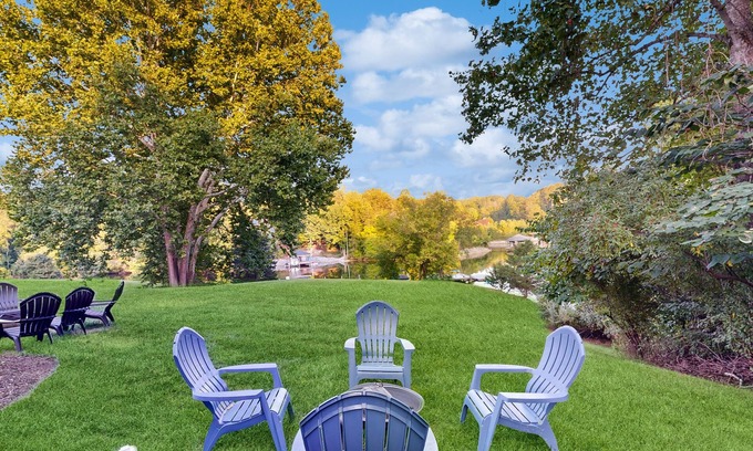 Goodview House | Splendid dog friendly home with shared pool, kayaks & free WIFI