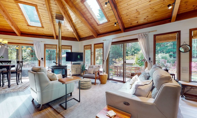 Mendocino House | Splendid dog-friendly home with firepit, hot tub, full kitchen, grill, & patio