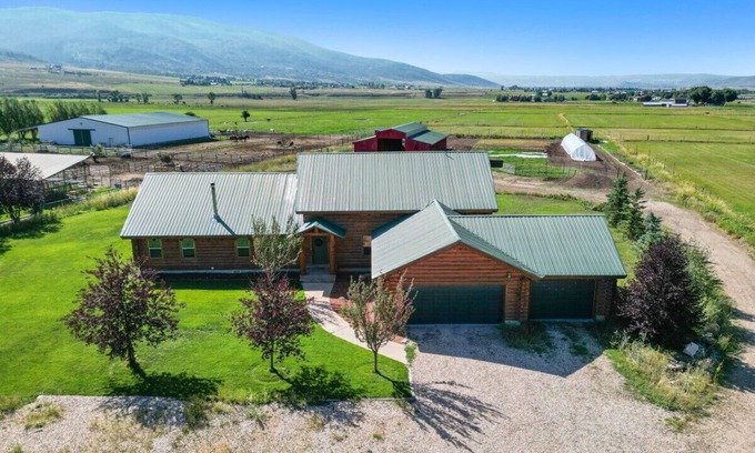 Kamas Cabin | Splendor Valley Farms · Huge Log Cabin w/King Bed, Bunk Beds, & Game Room