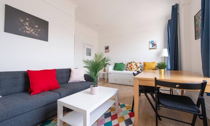 Vassall Apartment | Split-level spacious family apartment