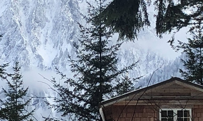 Gold Bar Cabin | Split Rock Lookout ,Hiking , Fishing, Rafting , Skiing Stevens pass
