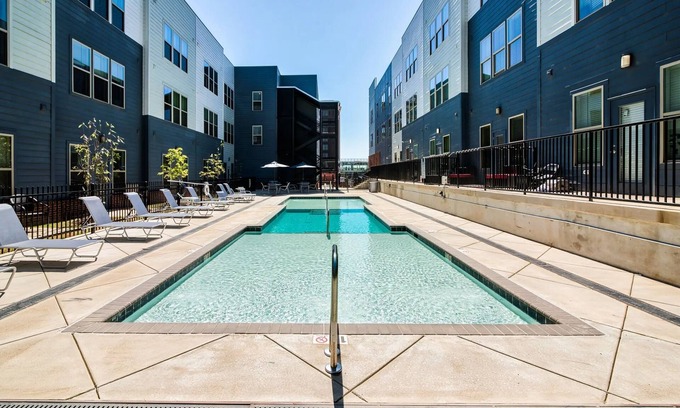 Downtown Memphis Apartment | Sports Fan's KING SUITE downtown with POOL & GYM