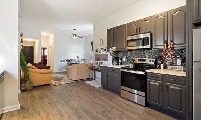 Perry North Apartment | Sports Fans Steelers/10 Mins To Stadium 108' Projector/King Bed