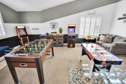 Green Valley North House | Sports Themed-Automated King Bed-Family Friendly-5 miles to Strip