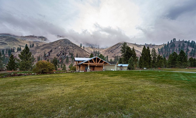 Mineral County Cabin | ⭐ Sportsman Dream Riverfront SKI PASS.Fireplace⭐