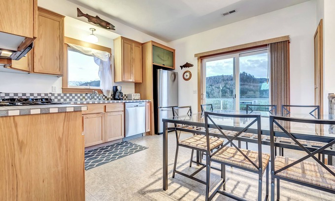 Clatskanie House | Sportsman Paradise- Columbia Riverside w/dock
