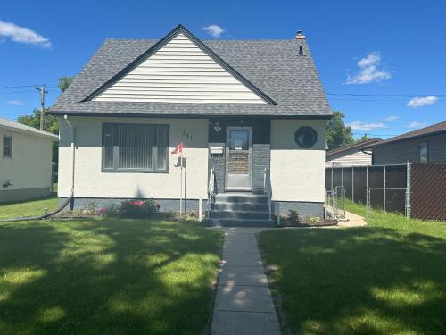 East Kildonan House | Spotless 4 Bedrooms 4 Beds Sleep 8 in Winnipeg