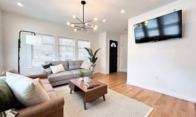 Arlington Apartment | Spotless and Modern Apt w/2Ba,W/D,King Bed,Parking