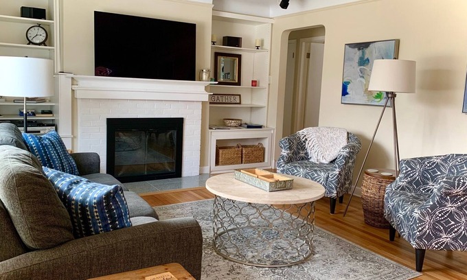 Dicken House | Spotless Comfort with an easy walk to Michigan Stadium!