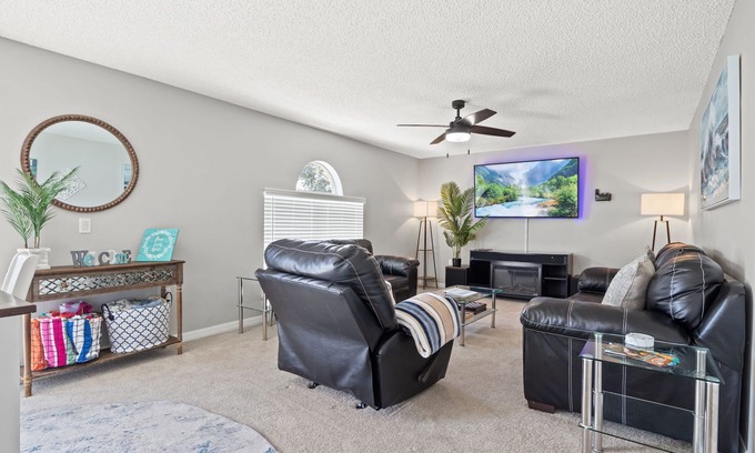 Palm Coast House | Spotless Villa! Pool Firepit-15 min to beach! Huge family Home