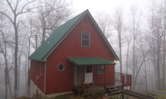 Brevard Cabin | Spotted Rock Cabin - Hot Tub - Pets