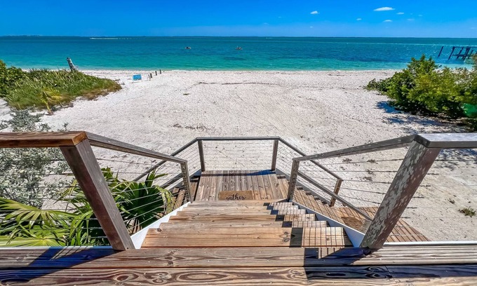 North Captiva House | SPRAWLING PRIVATE BEACHFRONT - Sleeps 10, perfect for a family, 2 golf carts