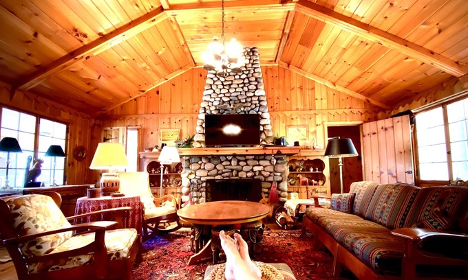 Florence Cottage | Spread Eagle Waterfront! Classic Log Cottage w/King Bed