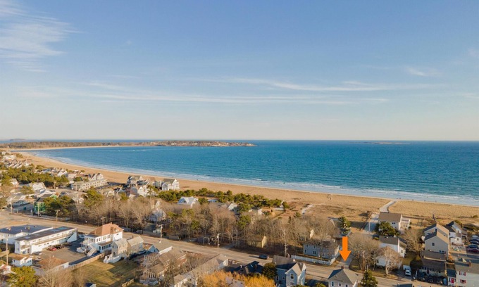 Pine Point House | Spread out and breathe across from the beach!