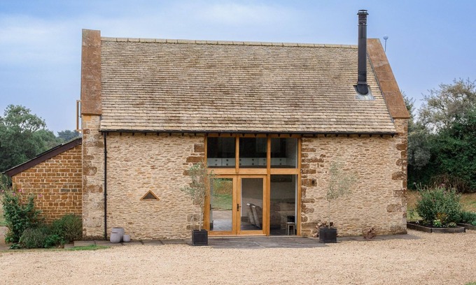 Hook Norton House | Spring Barn, Chipping Norton - sleeps 4 guests in 2 bedrooms