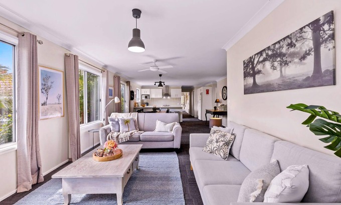 Nowra House | Spring cottage Family 4BR Retreat Walk to Nowra