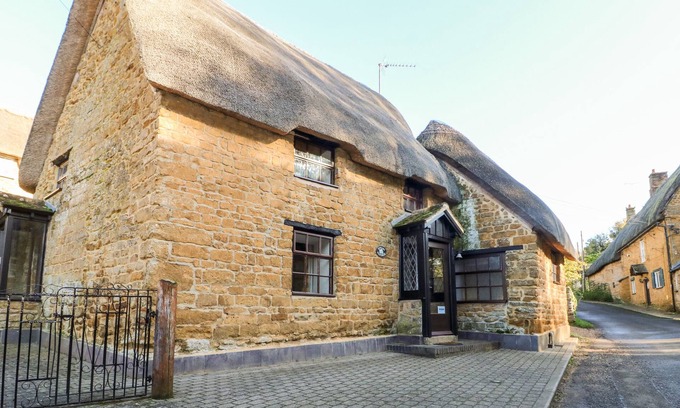 Wroxton Cottage | SPRING COTTAGE, family friendly, character holiday cottage in Wroxton