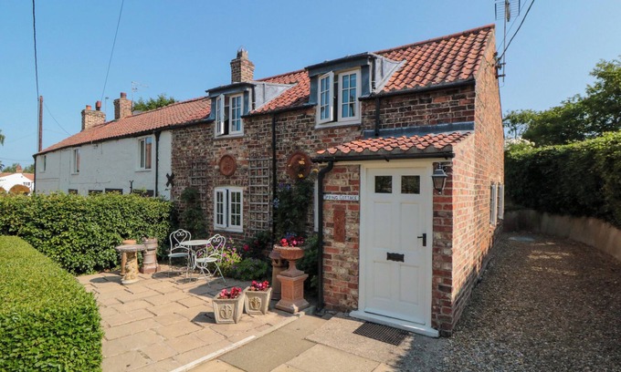 Scawton Cottage | SPRING COTTAGE, family friendly, with a garden in Husthwaite