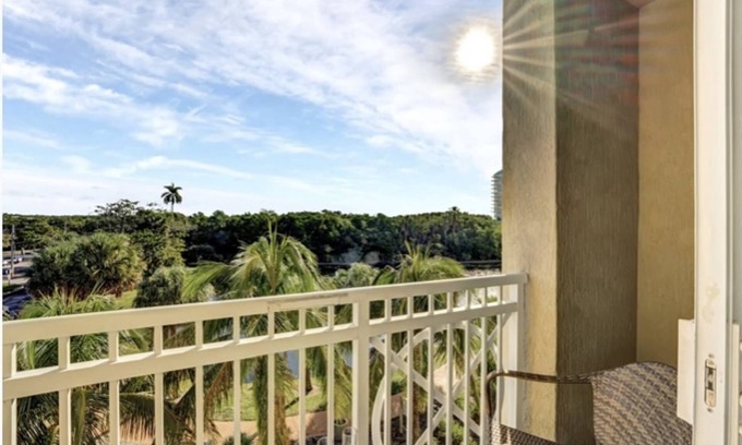 Boynton Beach Condo | Spring Deals! The Sunrise Suite - Casa Costa 309N, Pools, Jacuzzi, Beach, Shops & Dog Friendly