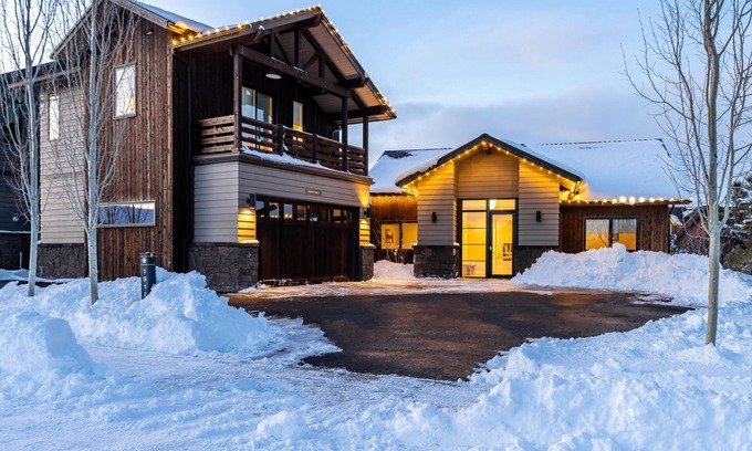 Bend House | Spring fun with toasty hot tub, resort amenities, shuttle, 24-hr staff ~ 🐶
